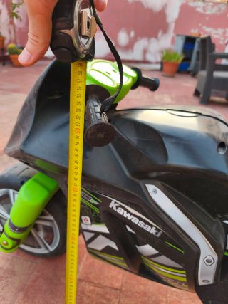Moto correpasillos Kawasaki verde y negra