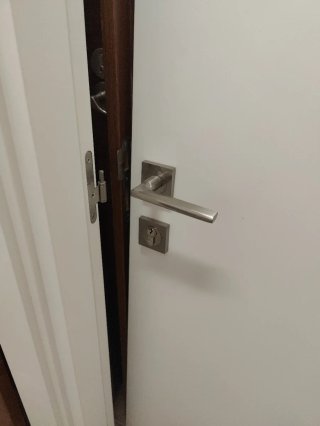Puerta blanca con marco y cerradura
