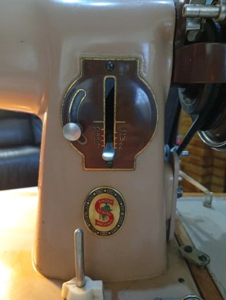 Máquina de coser Singer con maleta
