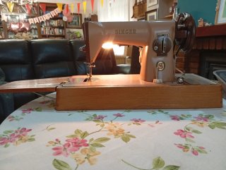 Máquina de coser Singer con maleta