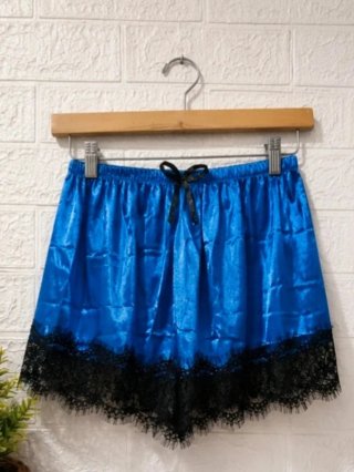 Pijama azul con encaje