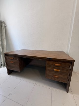 Mesa de despacho madera oscura con cajones