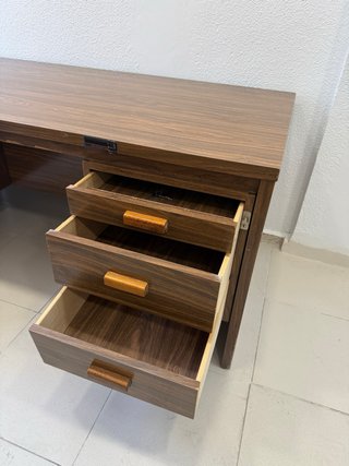 Mesa de despacho madera oscura con cajones