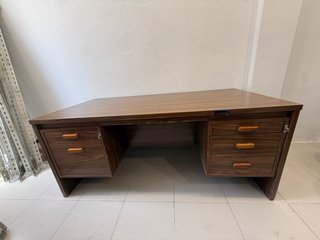 Mesa de despacho madera oscura con cajones