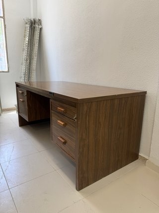 Mesa de despacho madera oscura con cajones