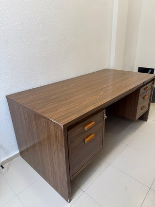 Mesa de despacho madera oscura con cajones