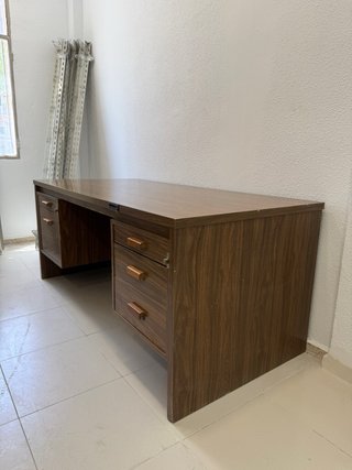 Mesa de despacho madera oscura con cajones