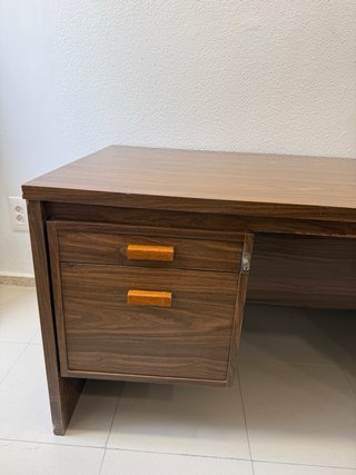Mesa de despacho madera oscura con cajones