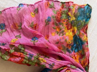 Pañuelo floral rosa y multicolor