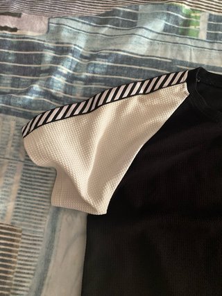 Camiseta Negra y Blanca Talla M