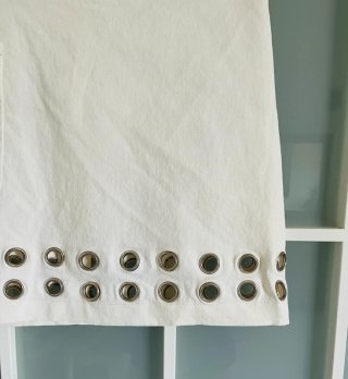Minifalda Elio Berhanyer blanca y ojales metálicos