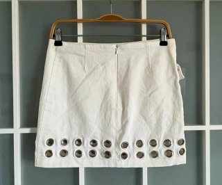 Minifalda Elio Berhanyer blanca y ojales metálicos