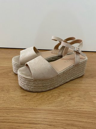 Sandalias cuña beige