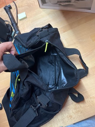 Mochila deportiva negra, azul y verde