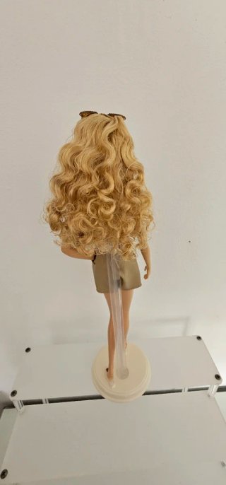 Barbie con gafas de sol y traje de baño