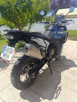 Moto Maxitrail Azul y Blanca