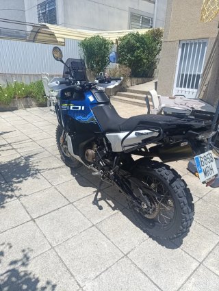 Moto Maxitrail Azul y Blanca