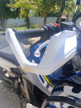 Moto Maxitrail Azul y Blanca