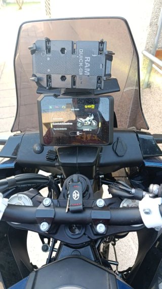 Moto Maxitrail Azul y Blanca