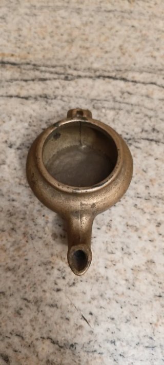 Tetera de latón antigua