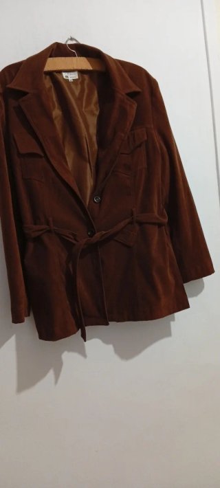 Chaqueta de ante marrón con cinturón