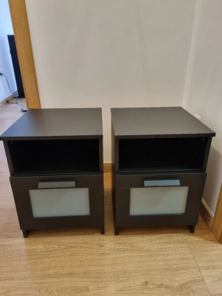 Mesitas de noche madera y cristal BRIMNES de Ikea