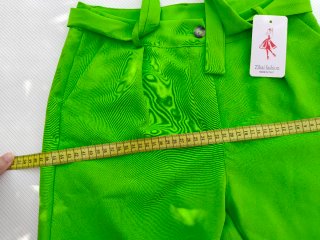 Pantalones capri verdes con cinturón