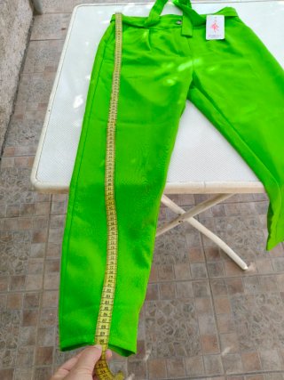 Pantalones capri verdes con cinturón