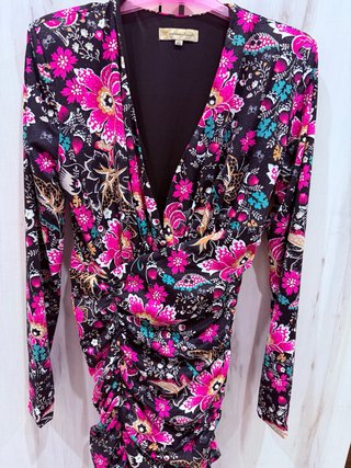 Vestido camaleónica floral negro y fucsia.