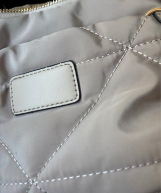 Bolso bandolera beige acolchado