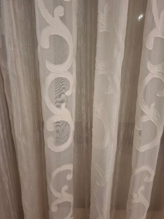 Visillos beige y blancos con diseño