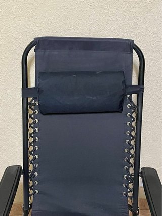 Tumbona plegable negra con reposabrazos