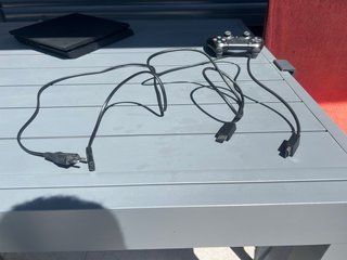 PS4 Slim 500GB + 3 Mandos + cable HDMI