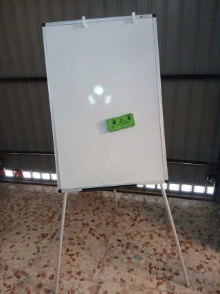 Pizarra blanca magnética con trípode