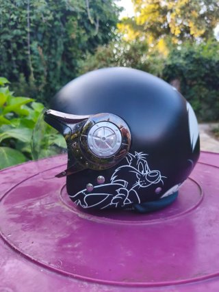 Casco Jet AXO con diseño de Silvestre