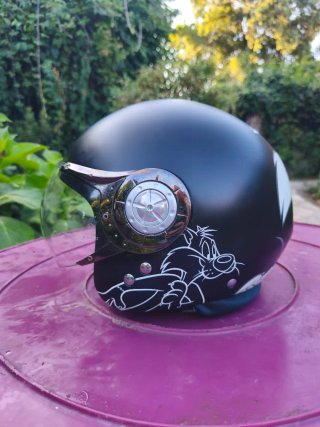 Casco Jet AXO con diseño de Silvestre