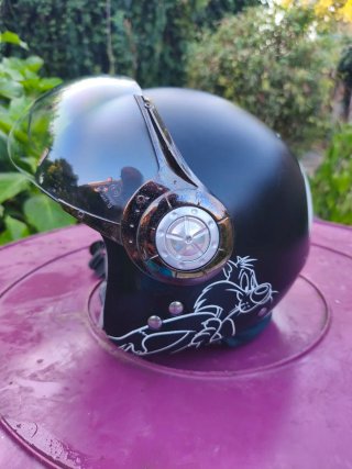 Casco Jet AXO con diseño de Silvestre