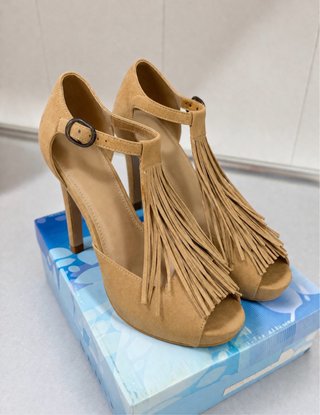 Zapatos de tacón beige con flecos