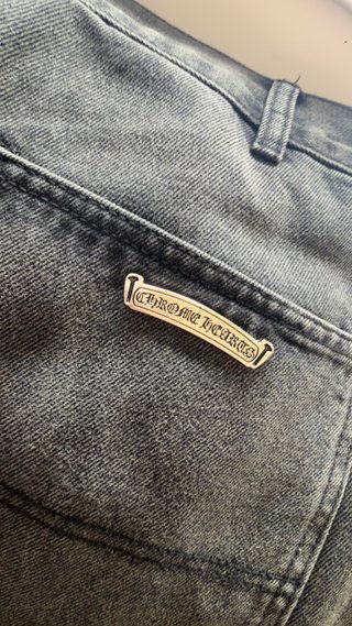 Pantalón corto negro con detalles naranjas