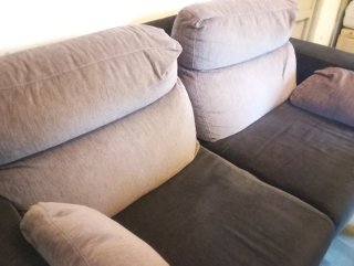 Sillón de tela marrón y gris