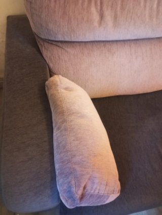Sillón de tela marrón y gris