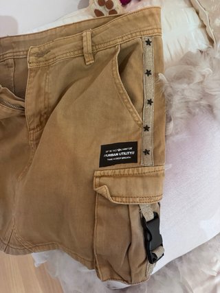 Falda cargo beige con bolsillos y detalles