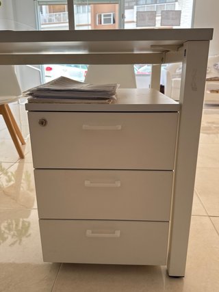 2 Mesas de Trabajo con Cajonera.
