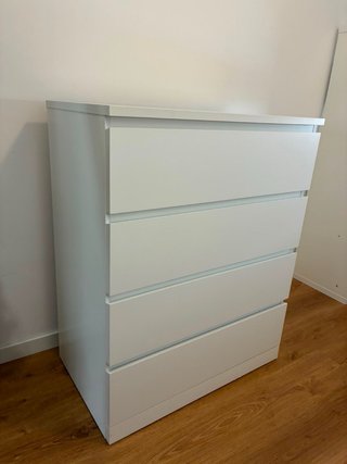 Cómoda blanca de madera