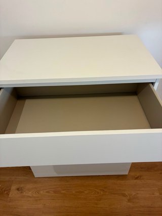 Cómoda blanca de madera