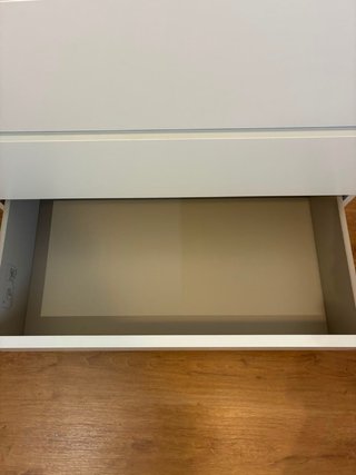 Cómoda blanca de madera