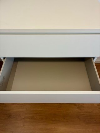 Cómoda blanca de madera
