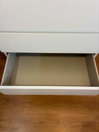 Cómoda blanca de madera