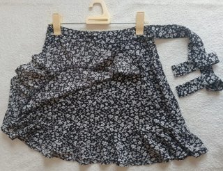 El arte de una falda con contraste