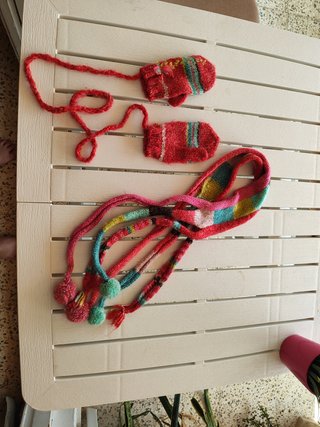 Conjunto guantes y bufanda para niña hecho a mano.